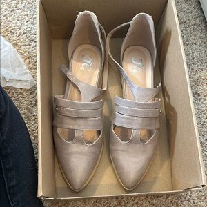 Stylish Women's Gray Flats